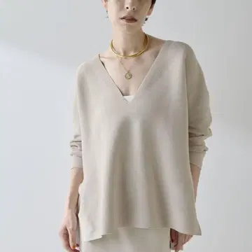 [Whim Gazette] 깊은 V넥 슬릿 풀오버