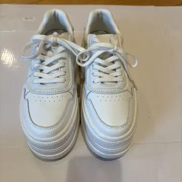 화이트 플랫폼 스니커즈 통굽