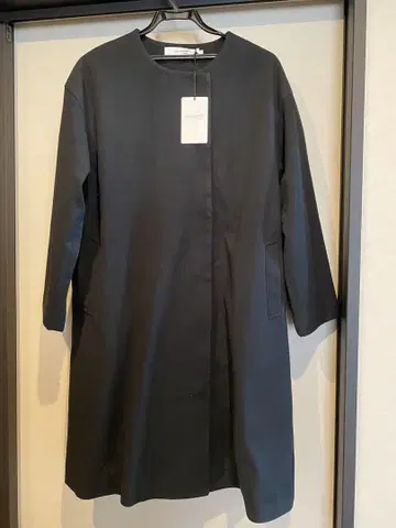 블랙 롱 코트 버튼 포함