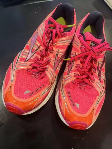 Brooks Transcend 핑크 스니커즈