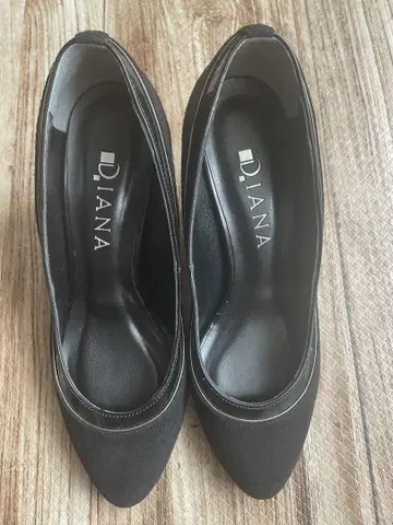 D.IANA 블랙 플레인 펌프스