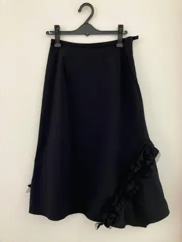 센소유니코 프릴 달린 블랙 플레어 스커트
