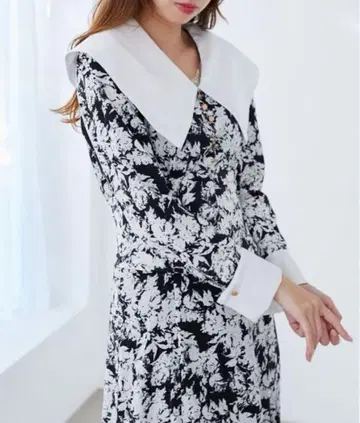 빅 칼라 꽃무늬 원피스 MAJESTIC LEGON