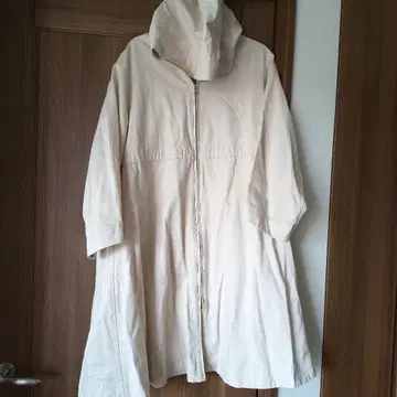 아이보리 후드 부착 집업 코트