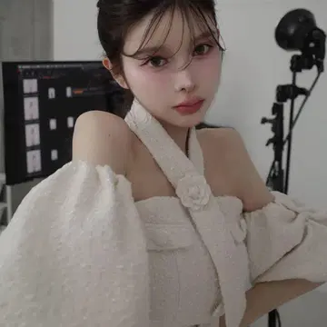 다리치 darich 홀터넥 오프숄더 트위드 상의 화이트