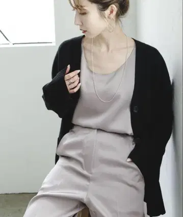 NOBLE 루나 새틴 데콜테 2WAY 상의