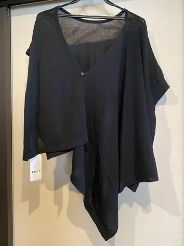 블랙 비대칭 컷 반팔 상의