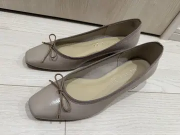 리본 포함 베이지 플랫슈즈