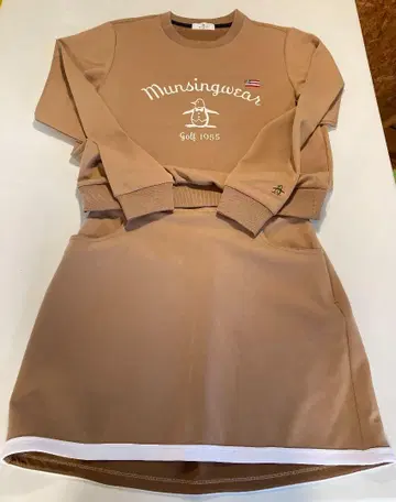 Munsingwear 여성용 스커트와 상의 세트