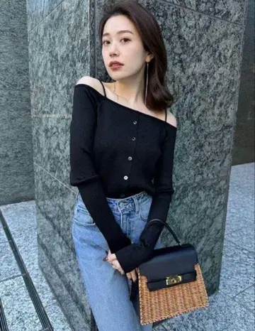 아뉴앙스 글리터 오프숄더 라메 상의