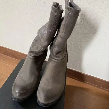라보키고시 그레이 가죽 부츠 중간 힐