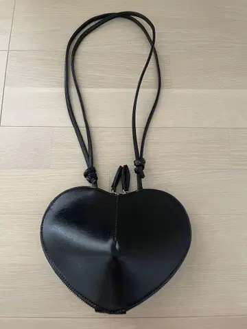 하트형 블랙 가죽 숄더백