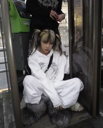 culttokyo 카티 윙 후드티 화이트