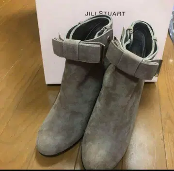 JILL STUART 그레이 스웨이드 웨지힐 부츠