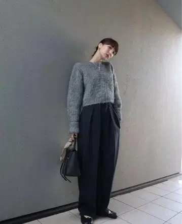 loren 그레이 모헤어 크롭 스웨터
