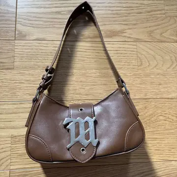 브라운 핸드백 로고 플레이트 포함