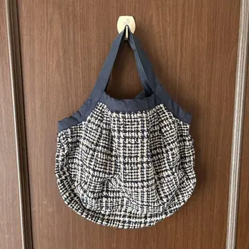 네이비 계열 체크 무늬 토트백