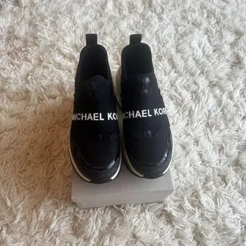 MICHAEL KORS 블랙 스니커즈