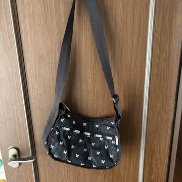 리본 모티브 블랙 숄더백