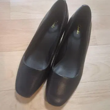 Clarks 블랙 가죽 펌프스 EU38