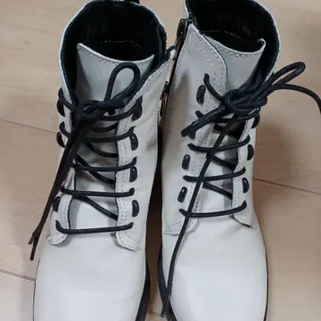 화이트 레이스업 부티