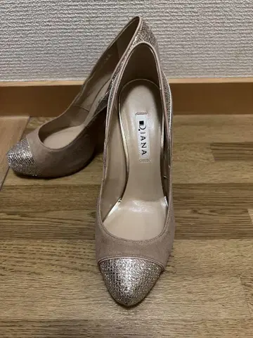 [ 미사용 새상품 ] DIANA 베이지 글리터 하이힐 23.5cm