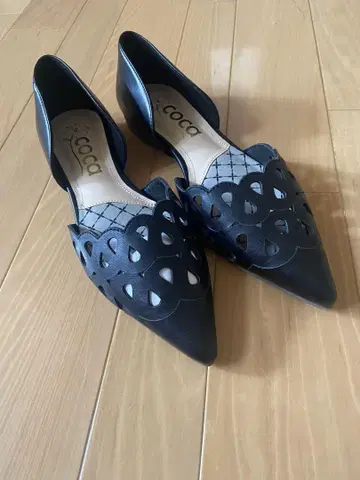 coca 블랙 컷 아웃 펌프스 23.5cm