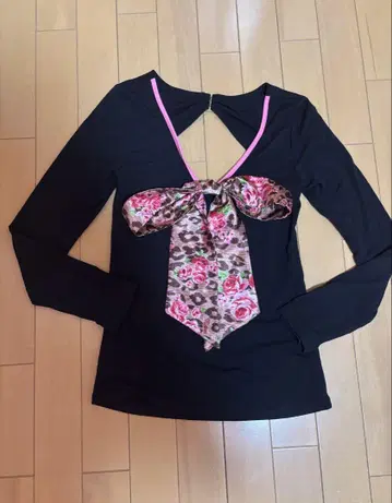 새상품급 MARS 로즈 레오파드 무늬 앞 리본 포함 등 트임 상의