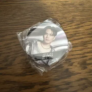 3대 JSB 토사카 히로오미 프리미어 가챠 캔 배지 2개 세트
