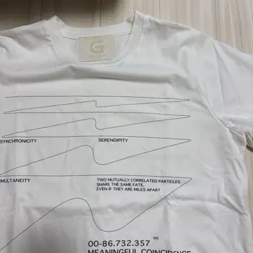 화이트 그래픽 프린트 반팔 티셔츠