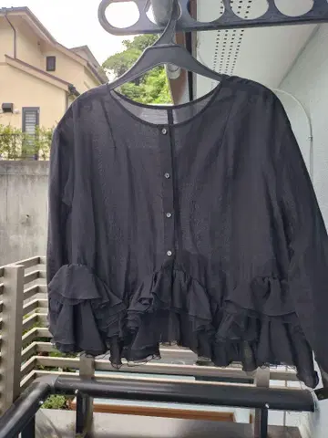 노리즈 셀렉트 프릴 달린 블랙 긴팔