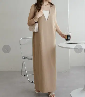 Discoat 디스코트 깊은 V 멜빵 원피스 베이지 V넥 원피스