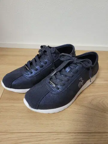 네이비 광택 스니커즈