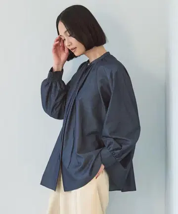 안피로 샴브레이 데님 개더 블라우스