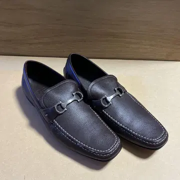 페라가모 다크 브라운 가죽 모카신 8 EEE