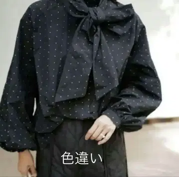 새상품급 마차트 메모리 리본 하이넥 블라우스 블랙 레드 도트