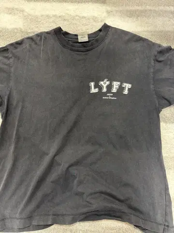LYFT 로고 블랙 티셔츠