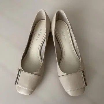 REGAL 버클 펌프스 22.5cm 베이지