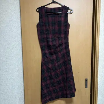 비대칭 디자인 빨간색과 검은색 체크 슬리브리스 원피스 왼쪽 겨드랑이 지퍼