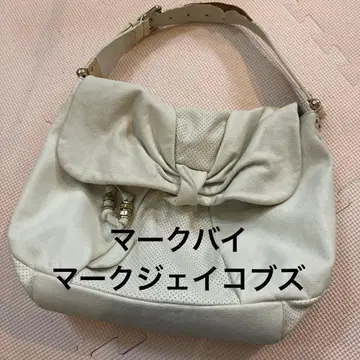리본 포함 화이트 핸드백