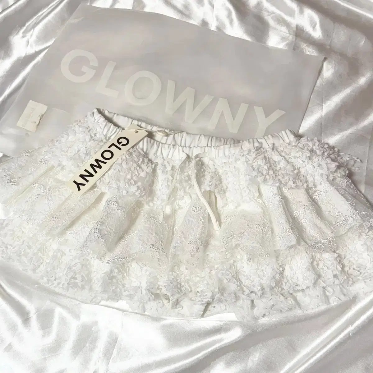 GLOWNY GIRLFRIEND LACE RUFFLE MINI SKIRT