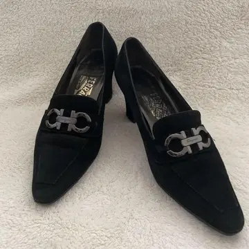 Ferragamo 블랙 스웨이드 힐 로퍼