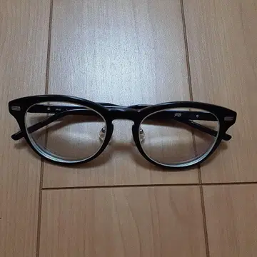 블랙 타원형 안경