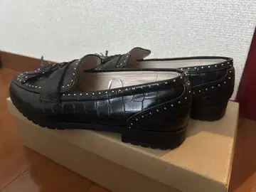 ZARA 스터드 장식 블랙 로퍼