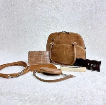 새상품급 FOXEY 서세스 마카롱 백 엠보 2way 폭시