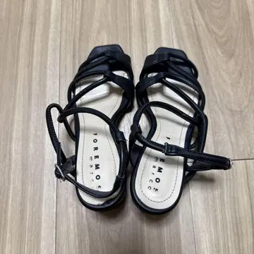 블랙 스트랩 샌들