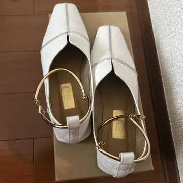 화이트 스퀘어토 플랫슈즈