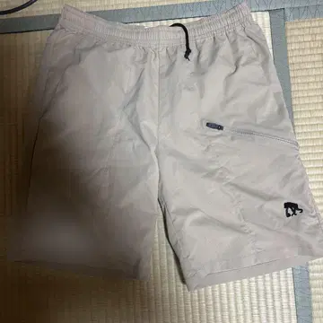 베이지 숏팬츠 지퍼 포켓 부착
