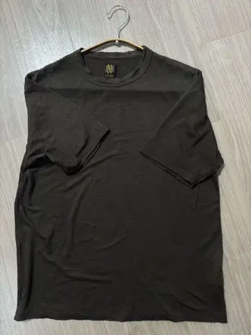 BATONER 다크 브라운 반팔 티셔츠