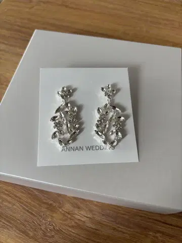 ANNAN WEDDINGS 실버 귀걸이